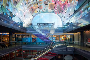 ROTTERDAM, NETHERLANDS - 11 Mayıs 2017: Market Hall (Markthaal) konut ve ofis binasının iç görünümü ve içinde ünlü mimarlar MVRDV tarafından tasarlanmış pazar salonu