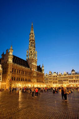 BRÜKSEL, BELGIUM - 31 Mayıs 2018: Grote Markt (Grand Place) Meydanı geceleri aydınlanan turistlerle dolu. Brüksel, Belçika