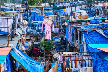 MUMBAI, INDIA - 31 Ekim 2019: Dhobi Ghat (Mahalaxmi Dhobi Ghat), Hindistan 'ın Mumbai şehrinde çamaşırları iplerle kurutulan açık hava çamaşırhanesidir. Şimdi Mumbai 'nin turistik yerleri imzalanacak.