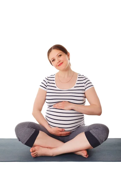 妊娠中のヨガの練習 妊娠中の女性をやってAsanaすかさ簡単にヨガのポーズ彼女の腹を受け入れます白い背景に隔離 — ストック写真