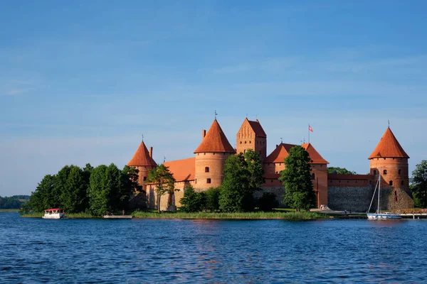 Castelo Ilha Trakai Lago Galve Com Barcos Dia Verão Lituânia — Fotografia de Stock