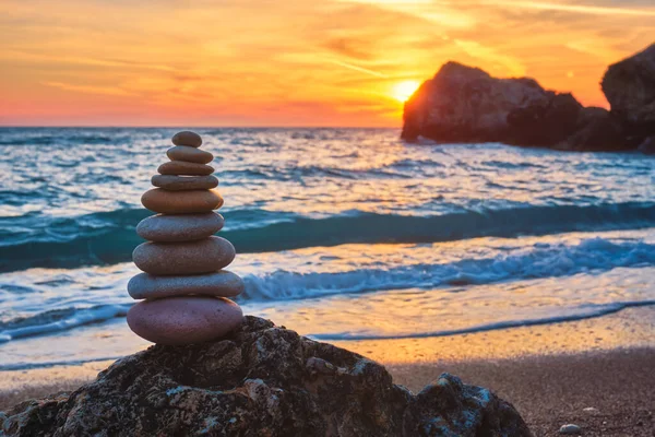 季節の日没のビーチの海岸に石の小石のケアンスタック アヒオス イアニスビーチ ミロス島 ギリシャ — ストック写真