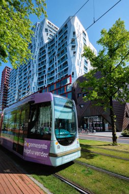 ROTTERDAM, NETHERLANDS - 11 Mayıs: Rotterdam, Hollanda 'daki modern tramvay