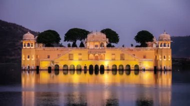 Hindistan Rajasthan tarihi - Jal Mahal (Su Sarayı) Alacakaranlıkta Man Sagar Gölü üzerinde. Jaipur, Rajasthan, Hindistan