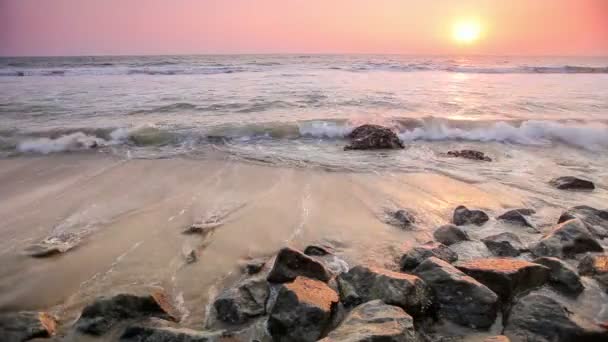 夕日の海のビーチの波と岩 — ストック動画
