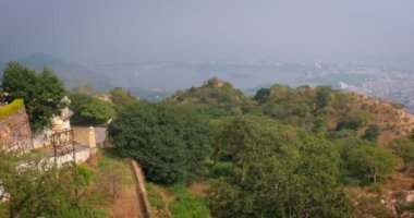 Udaipur şehrinin panoramik hava manzarası ve Sajjangarh Monsoon Sarayı 'ndan Pichola Gölü ve Fateh Sagar Gölü. Udaipur, Rajasthan, Hindistan. Yatay kamera tavası