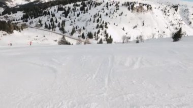 Birinci şahıs bakış açısı FPV birinci şahıs bakış açısı Dolomitlerdeki alp kayak POV 'u. İtalya 'da Dolomitler' de kayak yapan insanlarla kayak merkezi. Kayak alanı Belvedere. Canazei, İtalya