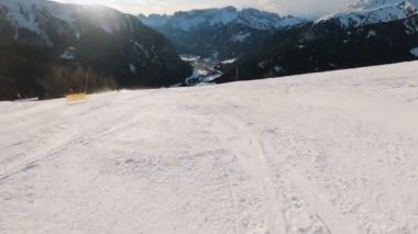 Birinci şahıs bakış açısı FPV birinci şahıs bakış açısı Dolomitlerdeki alp kayak POV 'u. İtalya 'da Dolomitler' de kayak yapan insanlarla kayak merkezi. Kayak alanı Belvedere. Canazei, İtalya