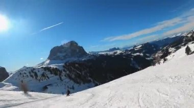 Dolomitlerdeki alp disiplini kayak POV 'unun birinci şahıs bakış açısını ileri saralım. İtalya 'da Dolomitler' de kayak yapan insanlarla kayak merkezi. Kayak alanı Belvedere. Canazei, İtalya