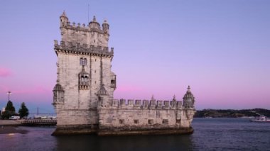 Belem Kulesi veya St Vincent Kulesi - Lisboa 'nın ünlü turizm merkezi - Tagus Nehri Tejo kıyısında alacakaranlıkta gün batımından sonra turist botlarıyla. Lizbon, Portekiz