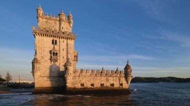Belem Kulesi veya St. Vincent Kulesi - Lisboa 'nın ünlü turizm merkezi - gün batımında Tagus Nehri Tejo kıyısında. Lizbon, Portekiz