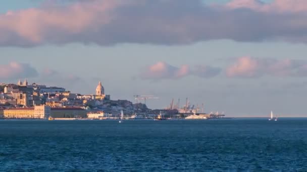 日没にヨットやフェリーボートでアルマダからタガス川を見下ろすリスボンの景色をタイムラプス ポルトガルのリスボン ズームアウト効果 — ストック動画