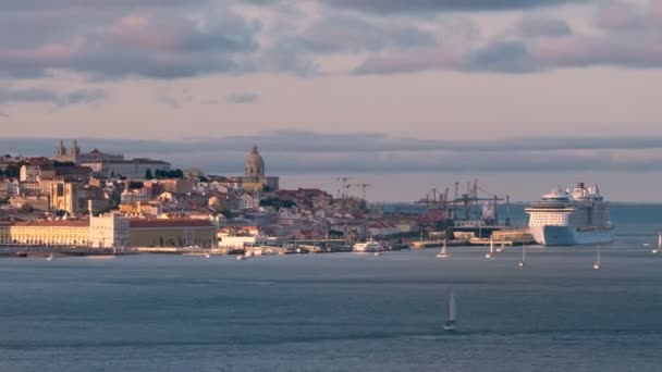 タガス川のアルマダからのリスボンの歴史地区の眺めのタイムラプスは 日没にヨットやフェリーボートで川を渡ります ポルトガルのリスボン ズーム効果 — ストック動画