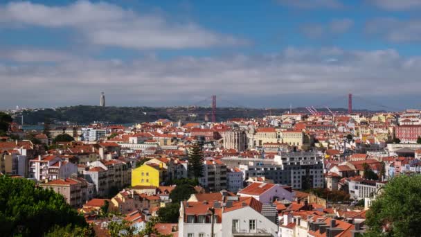 从米拉杜罗 巴罗斯 Miradouro Dos Barros 的观点看里斯本著名旅游景点经过阿尔法玛老城区 4月25日大桥和基督的国王雕像 葡萄牙里斯本 葡萄牙里斯本 — 图库视频影像