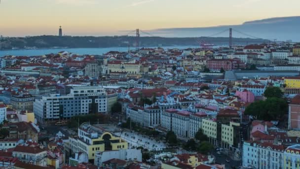 ミラドゥーロ セノーラからのリスボンの有名な景色の夜のタイムラプスは 4月25日の橋のアルファマ旧市街地の上にモンテ観光の観点を行います ポルトガルのリスボン ズームアウト効果 — ストック動画