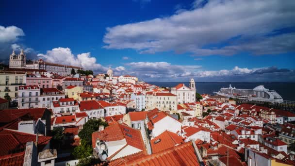ミラドゥロ サンタ ルジアからのリスボンの有名な景色のタイムラプスアルファマ旧市街地 クルーズ客船 移動雲の観光の観点 ポルトガルのリスボン — ストック動画
