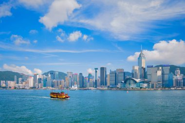 Hong Kong, Çin - 1 Mayıs 2018: günbatımında Victoria Limanı üzerindeki Hong Kong şehir merkezi gökdelenleri. Hong Kong, Çin