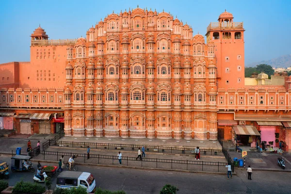 ジャイプール インド 2019年11月2日 有名なランドマークハワマハル人 道路交通と都市交通と風の宮殿 ムガル文化遺産の有名な観光スポット インドのラジャスタン州ジャイプール — ストック写真
