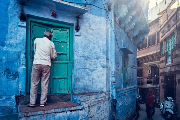 インドのジョードプル 11月13 2019 鮮やかな青で塗装されたブラフミンの家のためにブルーシティとしても知られているジョードプルの通りにあるインドの男と彼の青い家 インドラジャスタン州ジョドプール — ストック写真