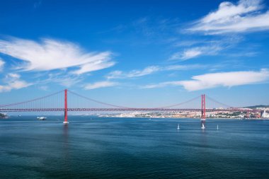 Lizbon 'un ünlü turistik beldesi 25 de Abril Köprüsü' nün Tagus nehri üzerindeki Setubal Yarımadası 'nda Lisboa' yı Almada 'ya bağlayan tekne ve yat manzarası. Lizbon, Portekiz