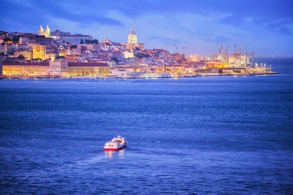 黄昏时分乘坐渡船和旅游船从阿尔马达俯瞰里斯本塔格斯河的夜景 葡萄牙里斯本 — 图库照片