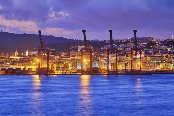 Widok Port Lizbonie Dźwigami Portowymi Zmierzchu Wieczornym Nad Rzeką Tagus — Zdjęcie stockowe