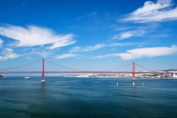 Lizbon Ünlü Turistik Beldesi Abril Köprüsü Nün Tagus Nehri Üzerindeki — Stok fotoğraf