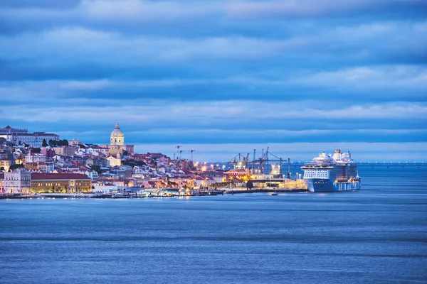 Vista Lisbona Sul Fiume Tago Con Traghetto Passaggio Almada Con — Foto Stock
