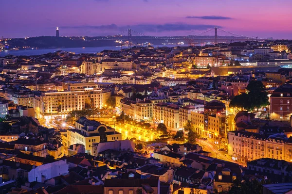 ミラドゥーロ セノーラからのリスボンの有名な眺めは 夜の夕暮れ時に4月25日の橋 アルファマとマウリア旧市街地区のモンテ観光の観点を行います ポルトガルのリスボン — ストック写真