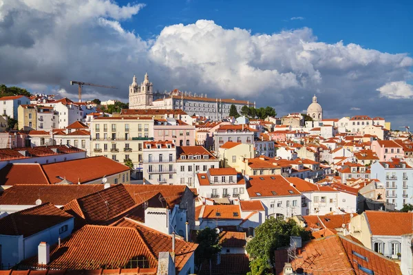 アルファマ旧市街地区のミラドゥロ サンタ ルジア観光の観点からリスボンの有名なポストカードの象徴的なビュー ポルトガルのリスボン — ストック写真