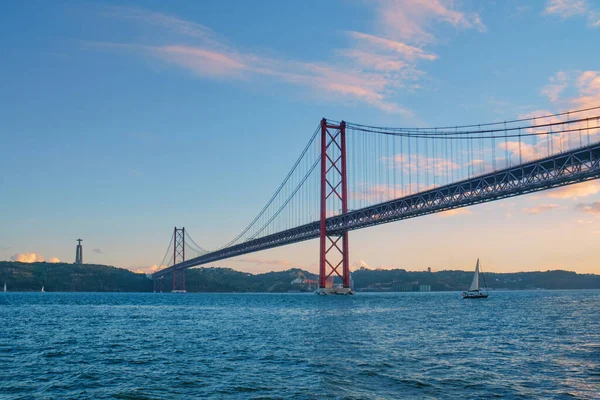 Вид Знаменитую Туристическую Достопримечательность Лисбона Мост Абриль Соединяющий Лиссабон Альмадой — стоковое фото