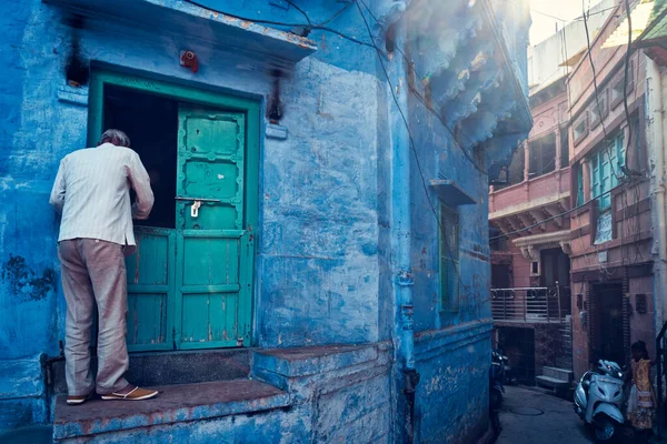 Jodhpur Indie Listopada 2019 Indianin Jego Niebieski Dom Ulicach Jodhpur — Zdjęcie stockowe