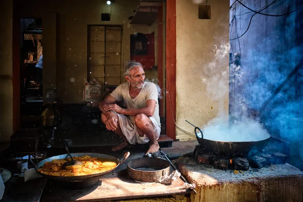 Pushkar Indien November 2019 Street Food Stall Cook Smoking While — Stockfoto