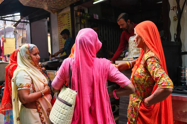 インド プシュカル 2019年11月7日 インド ラジャスタン州プシュカルの屋台でストリートフードを購入する女性 — ストック写真