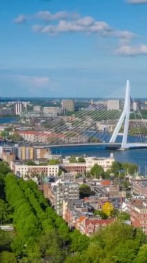 Rotterdam kenti Timelapse ve Erasmus köprüsü Erasmusbrug, Euromast 'tan Nieuwe Maas nehri üzerinde. Döndürme efektiyle