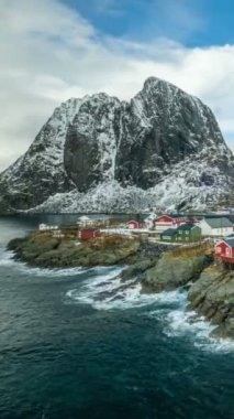 Kırmızı rorbu evleriyle ünlü ikonik geleneksel balıkçı köyü Hamnoy Lofoten Adaları, Norveç üzerinde Timelapse