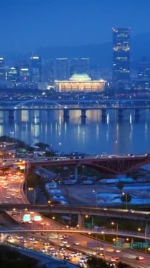 Seoul şehir cityscape ve Han Nehri üzerinde Seongsan Bridge'de alacakaranlık hava görünümünü. Seoul, Güney Kore.