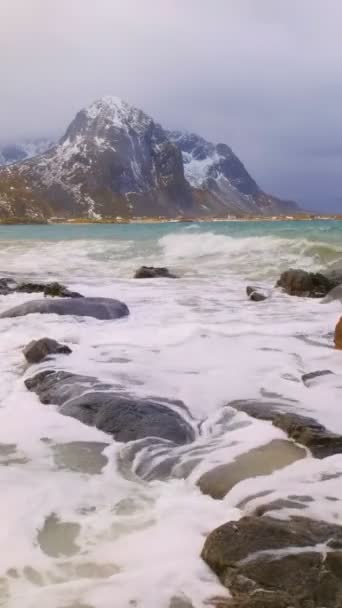 Norvég Tenger Hullámai Sziklás Parton Fjordban Naplementekor Vareid Strand Lofoten — Stock videók