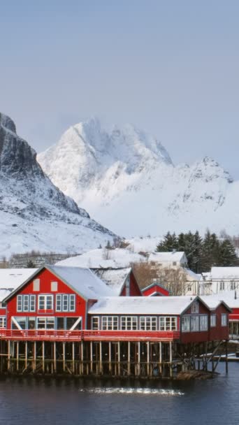 Tradycyjna Wioska Rybacka Wyspach Lofoten Norwegia Czerwonymi Domami Rorbu Śniegiem — Wideo stockowe