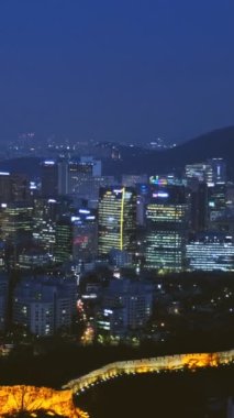 Seul şehir merkezi, Namsan Seul Kulesi ve resimli kale duvarı. Seul, Güney Kore.