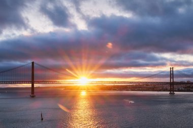 25 de Abril Köprüsü 'nün Lizbon' un Tagus nehri üzerindeki Setubal Yarımadası 'nda Lisboa ve Almada' yı gün batımında turist yatıyla birbirine bağlayan ünlü turistik beldesi. Lizbon, Portekiz