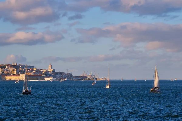 Vista Lisboa Sobre Rio Tejo Partir Almada Com Iates Barcos — Fotografia de Stock