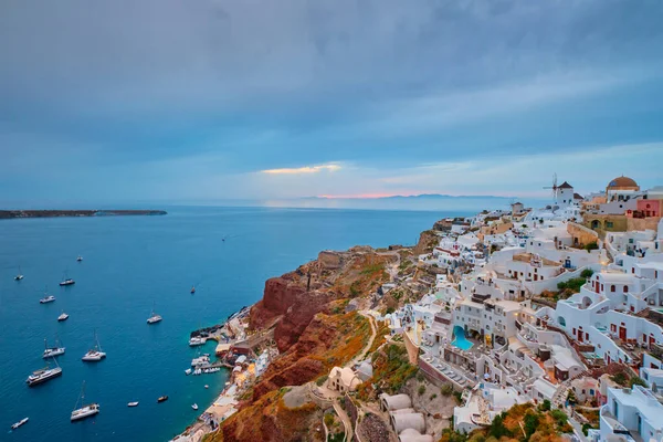 希腊著名的希腊标志性自拍旅游胜地 黄昏时分 希腊圣托里尼岛上有传统的白色房子和风车的欧亚村 — 图库照片