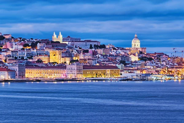 Akşam Alacakaranlıkta Feribot Ile Tagus Nehrinin Üzerindeki Lizbon Manzarası Lizbon — Stok fotoğraf