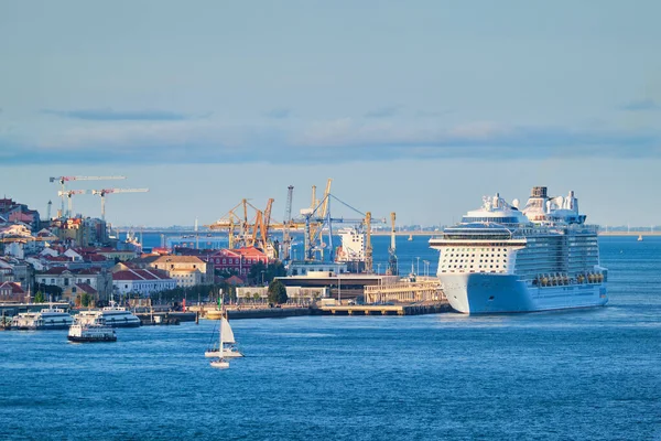 日落时分 乘坐游艇 旅游船和游轮停泊在游轮码头 从阿尔马达俯瞰里斯本塔格斯河 葡萄牙里斯本 — 图库照片