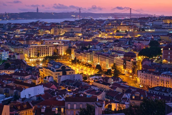 4月25日黄昏时分 从米拉杜罗 达森霍拉俯瞰里斯本著名风景 从蒙特山观光台俯瞰阿尔法马老城区和莫里亚老城区 葡萄牙里斯本 — 图库照片