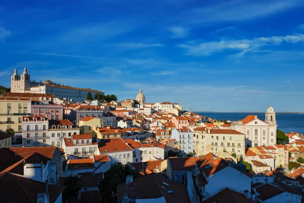 里斯本的风景 从Miradouro Santa Luzia旅游观点看Alfama老城区的著名明信片图标 葡萄牙里斯本 — 图库照片
