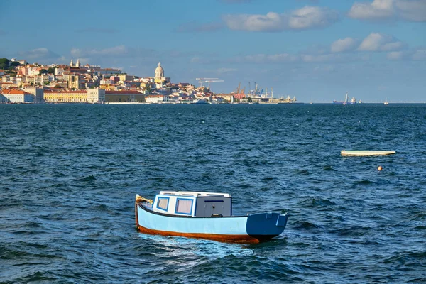 Vue Lisbonne Sur Tage Depuis Almada Avec Bateau Pêche Bleu — Photo