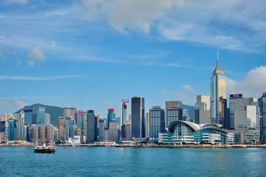 Hong Kong, Çin - 1 Mayıs 2018: günbatımında Victoria Limanı üzerindeki Hong Kong şehir merkezi gökdelenleri. Hong Kong, Çin