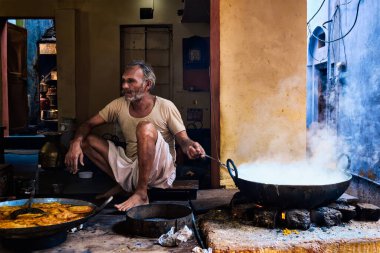 Pushkar, Hindistan - 7 Kasım 2019: Pushkar, Rajasthan, Hindistan 'da sokak yemekleri tatlı puri ve haham tatlısı, yoğunlaştırılmış süt tabanlı yemek pişiren sokak yemekleri